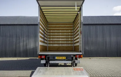 Huur Mercedes bakwagen (Laadklep)