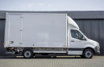 Huur Mercedes bakwagen (Laadklep)