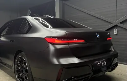 Huur BMW M760i (2026)