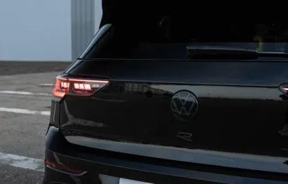 Huur Volkswagen Golf 8.5R Black Edition