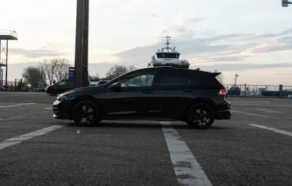 Huur Volkswagen Golf 8.5R Black Edition