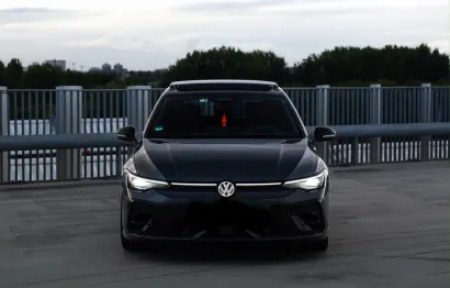 Huur Volkswagen Golf 8.5R Black Edition