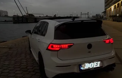 Huur Volkswagen Golf 8.5R + Akra