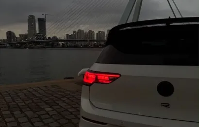 Huur Volkswagen Golf 8.5R + Akra