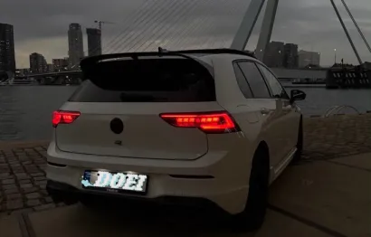 Huur Volkswagen Golf 8.5R + Akra
