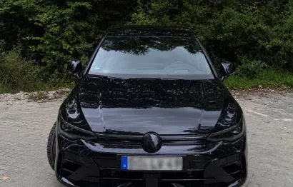 Huur Volkswagen Golf 8.5R Black Edition