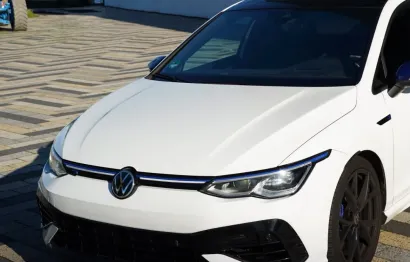 Huur Volkswagen Golf 8R 20 Years Edition