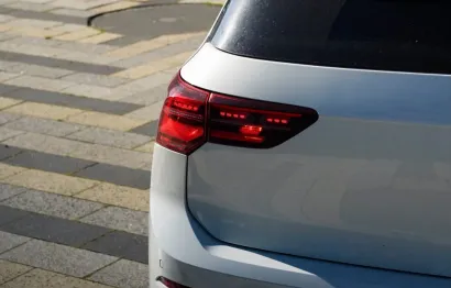 Huur Volkswagen Golf 8R 20 Years Edition