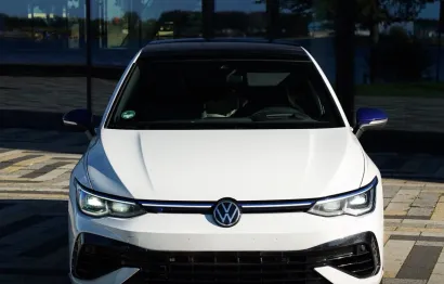 Huur Volkswagen Golf 8R 20 Years Edition