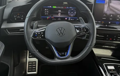 Huur Volkswagen Golf 8.5R + Akra