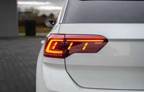 Huur Volkswagen T-Roc R + Akra