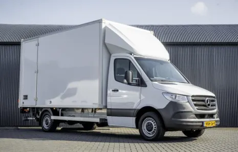 Huur Mercedes bakwagen (Laadklep)