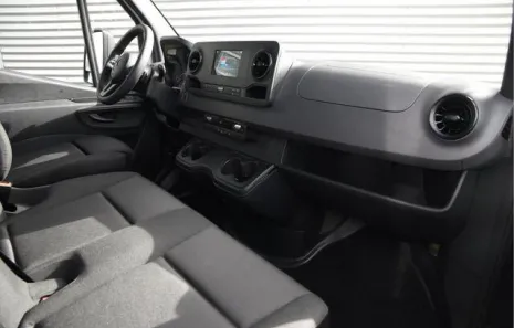Huur Mercedes bakwagen (Laadklep)