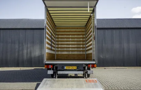Huur Mercedes bakwagen (Laadklep)