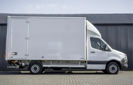 Huur Mercedes bakwagen (Laadklep)
