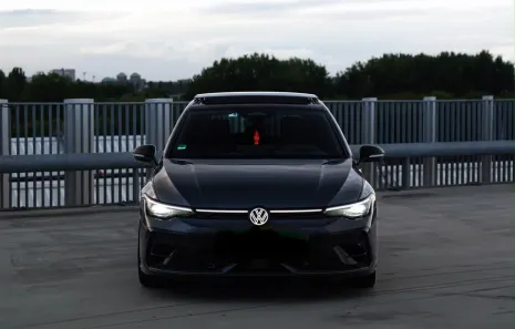 Huur Volkswagen Golf 8.5R Black Edition