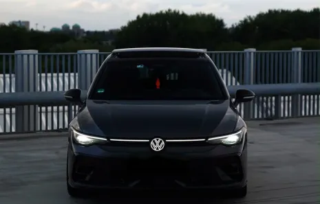 Huur Volkswagen Golf 8.5R Black Edition