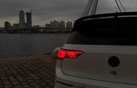 Huur Volkswagen Golf 8.5R + Akra