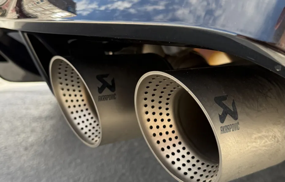 huur Volkswagen Golf 8.5R + Akra