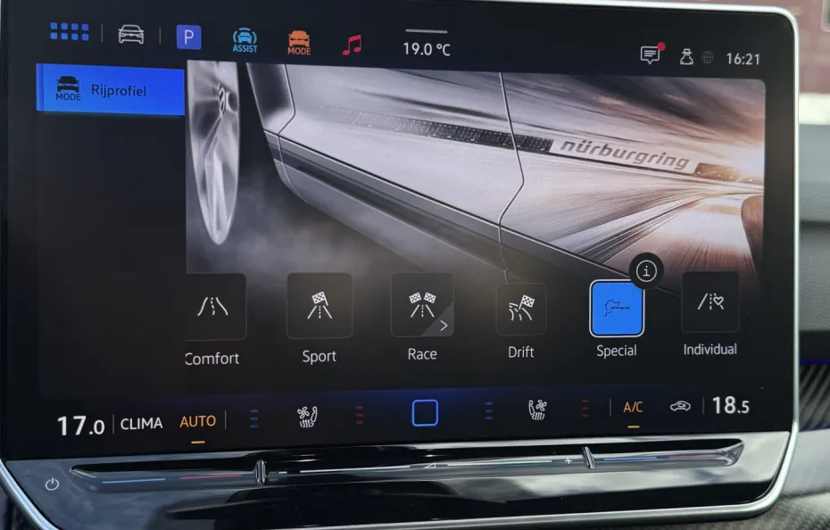 huur Volkswagen Golf 8.5R + Akra