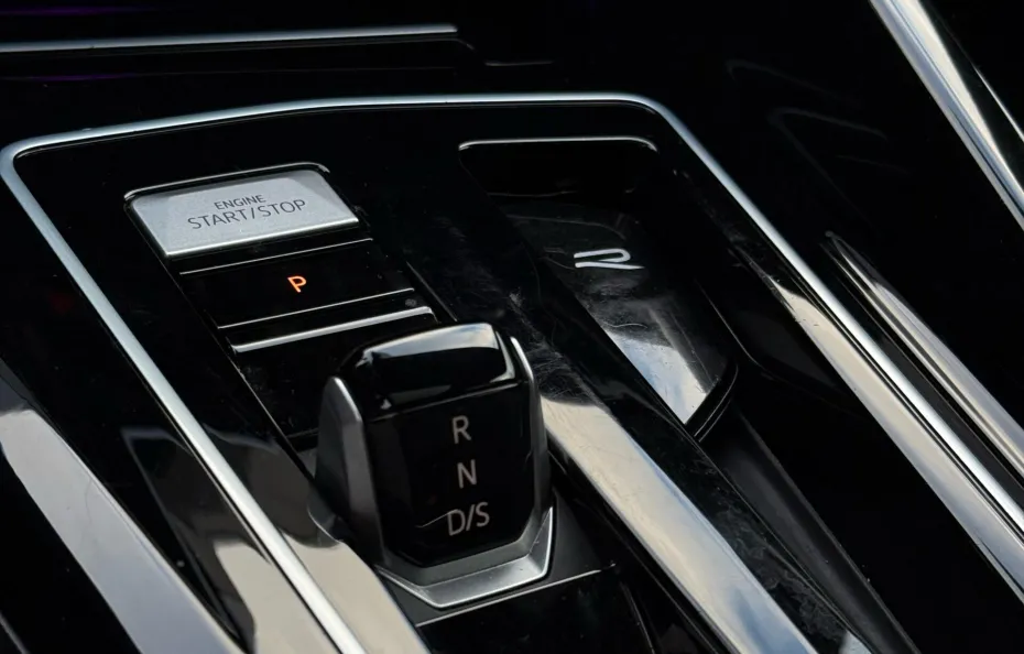 huur Volkswagen Golf 8R Performance 1