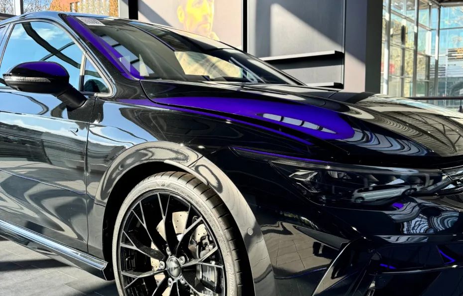 huur Max Verstappen 8.5R Performance Black Edition + Akra