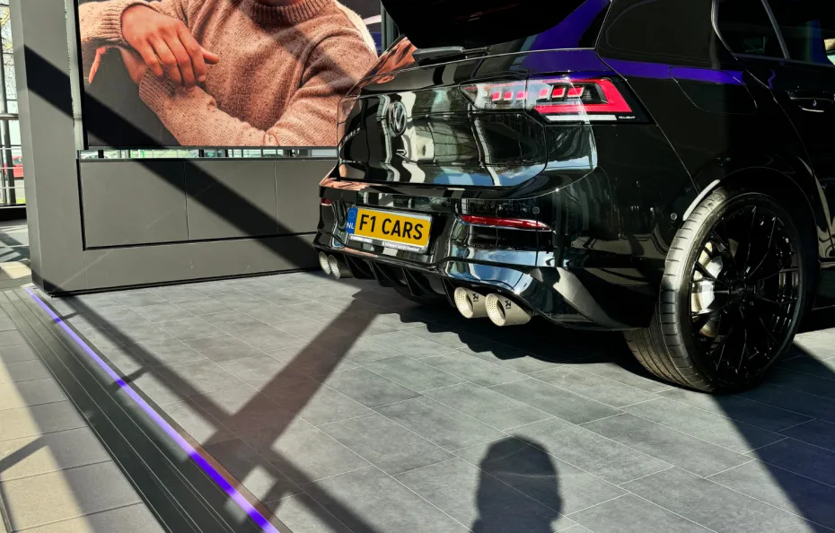 huur Max Verstappen 8.5R Performance Black Edition + Akra