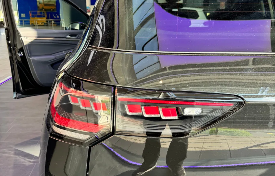 huur Max Verstappen 8.5R Performance Black Edition + Akra