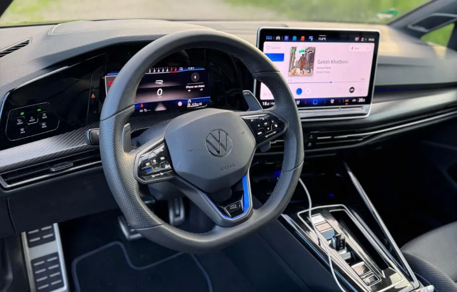 huur Volkswagen Golf 8.5R Performance + Akra 1