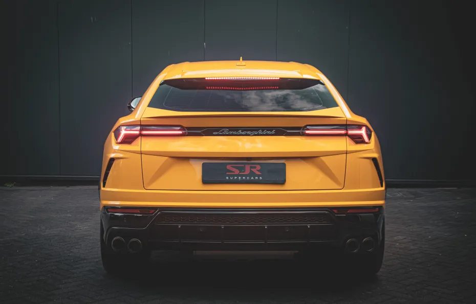 huur Lamborghini Urus 1