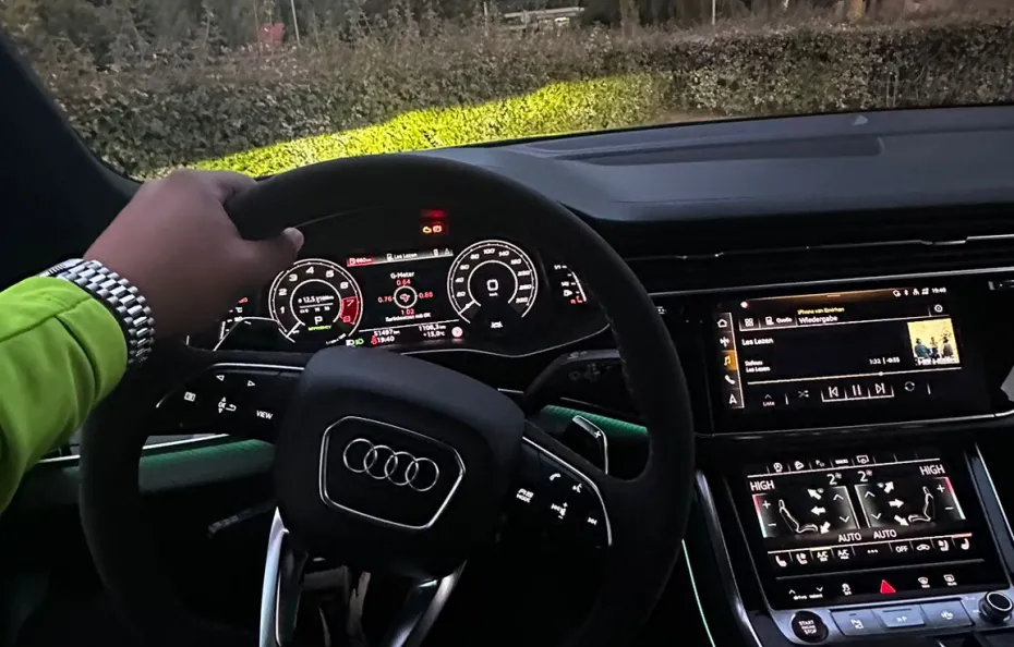 huur Audi RSQ8 Performance 1