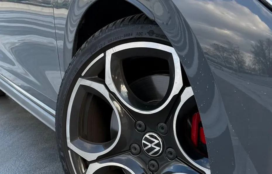 huur Volkswagen Golf 8.5 GTI 1