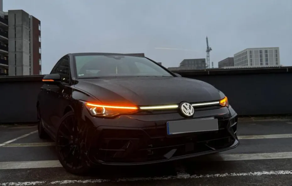 huur Volkswagen Golf 8.5R Black Edition 1