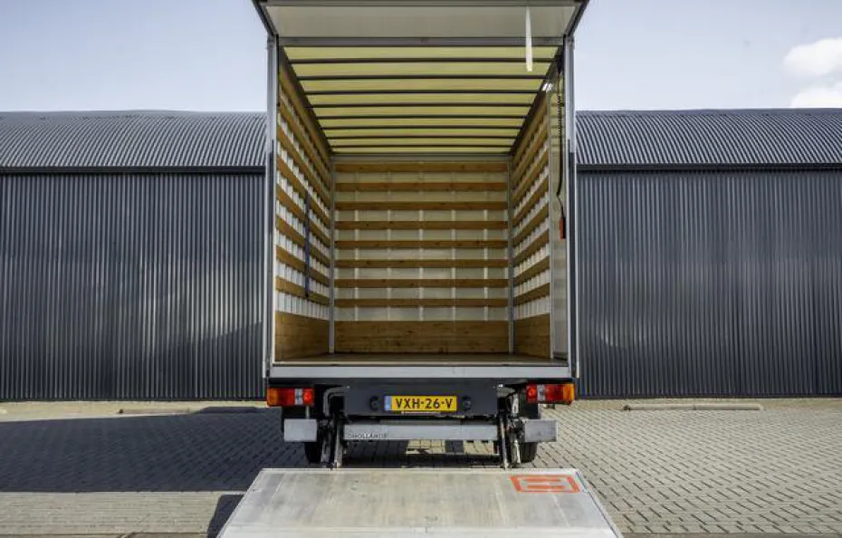 huur Mercedes bakwagen (Laadklep)