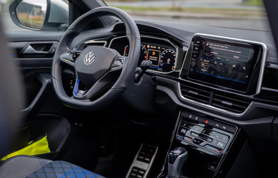 huur Volkswagen T-Roc R + Akra 1