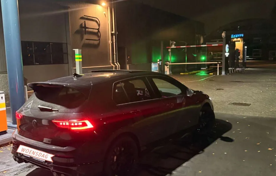 huur Volkswagen Golf 8.5R + Akra 1