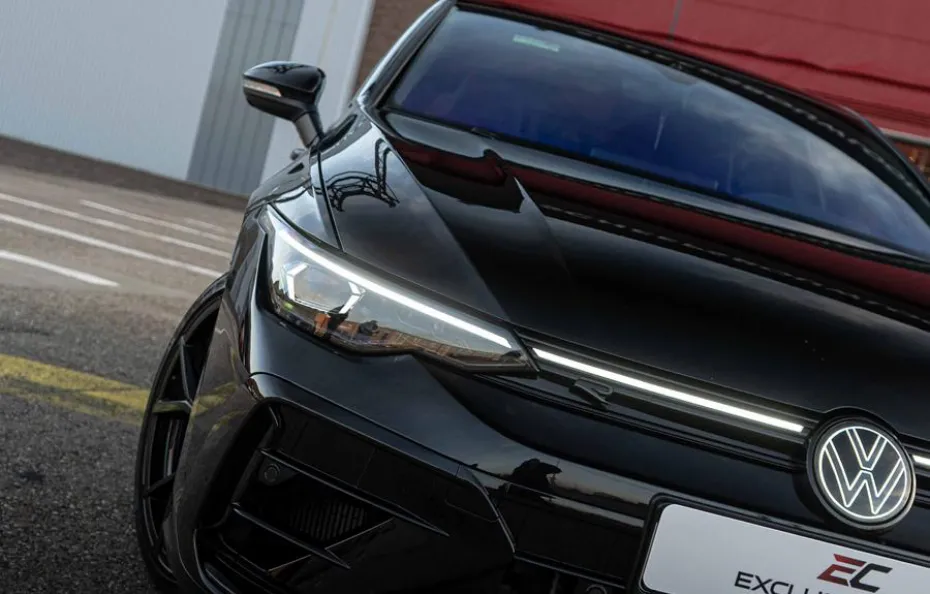 huur Volkswagen Golf 8.5R Black Edition 1