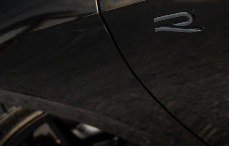 huur Volkswagen Golf 8.5R Black Edition 1