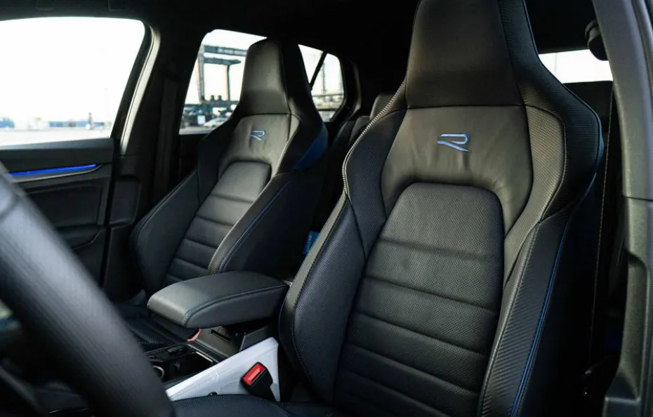 huur Volkswagen Golf 8.5R Black Edition 1