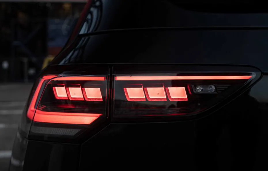 huur Volkswagen Golf 8.5R Black Edition 1