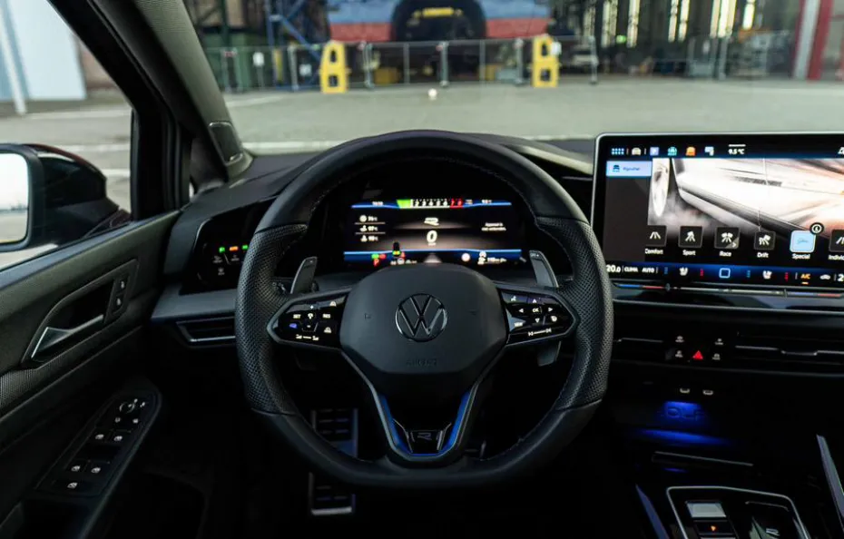 huur Volkswagen Golf 8.5R Black Edition 1