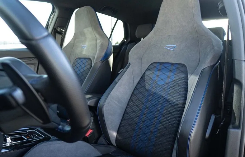 huur Volkswagen Golf 8R + Akra 1