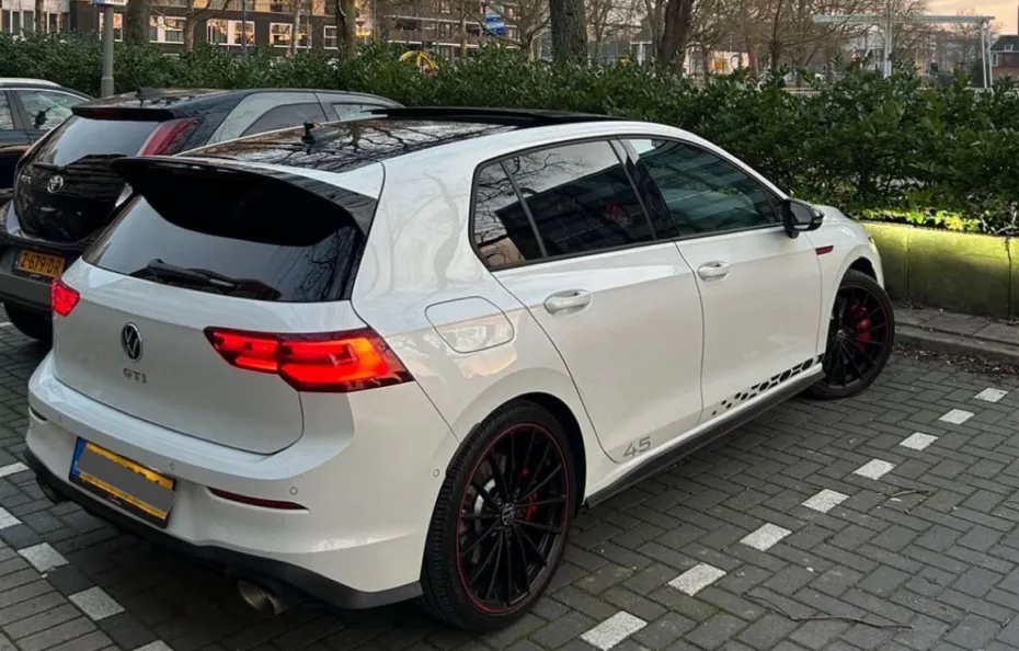 huur Volkswagen Golf 8 GTI 45 Jahre 1