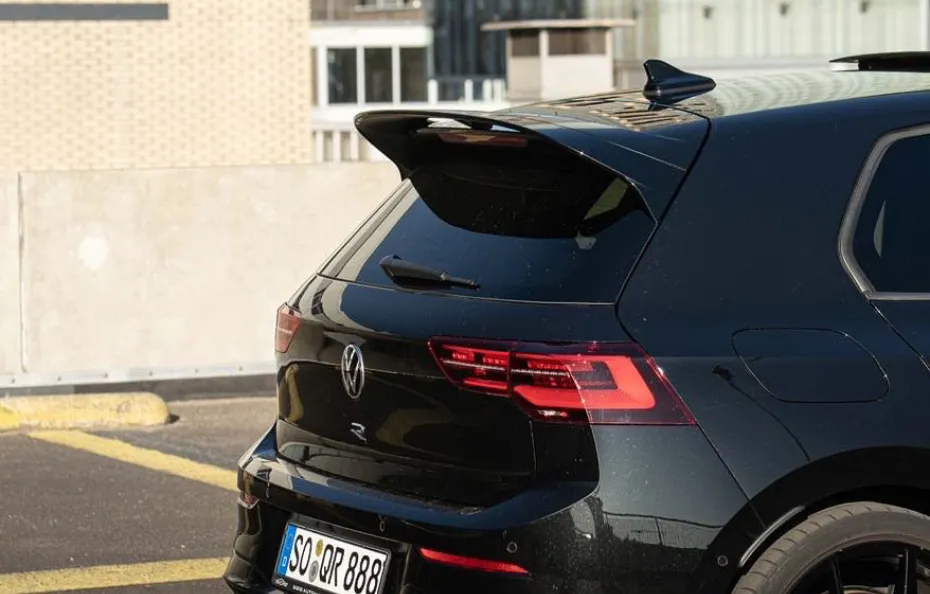 huur Volkswagen Golf 8R + Akra 1