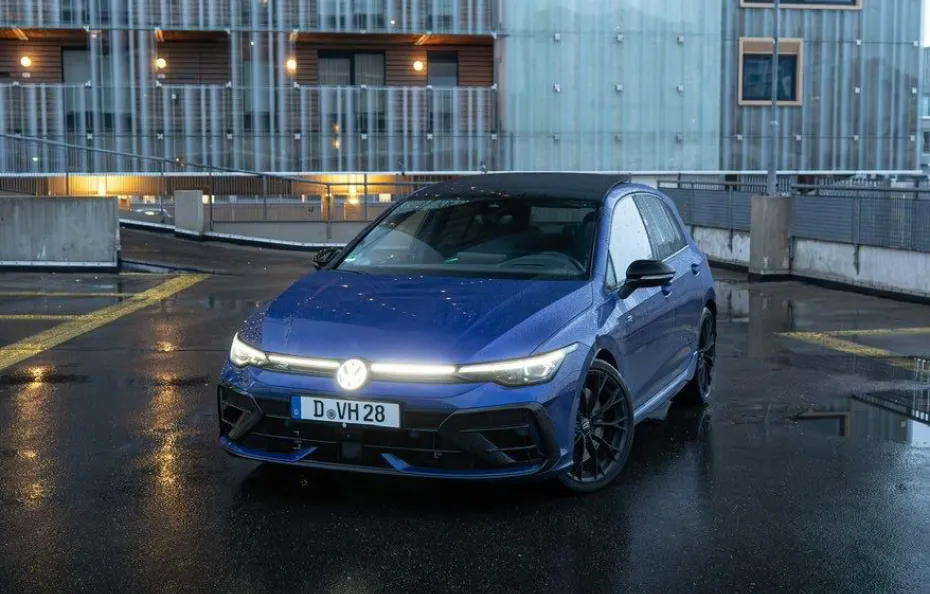 huur Volkswagen Golf 8.5R + Akra 1