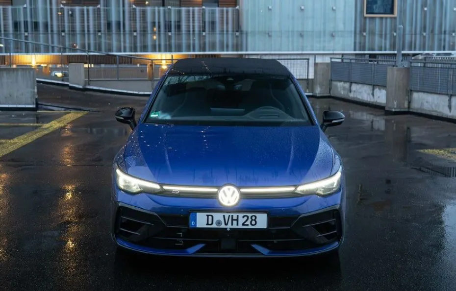 huur Volkswagen Golf 8.5R + Akra 1