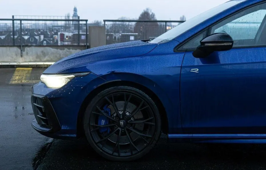 huur Volkswagen Golf 8.5R + Akra 1