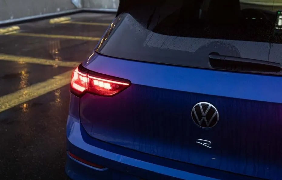 huur Volkswagen Golf 8.5R + Akra 1