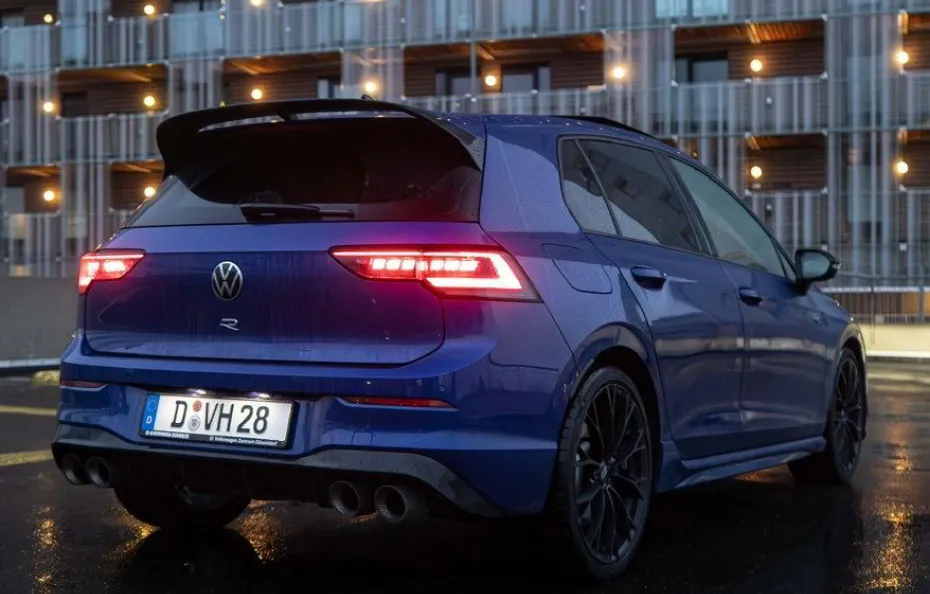 huur Volkswagen Golf 8.5R + Akra 1