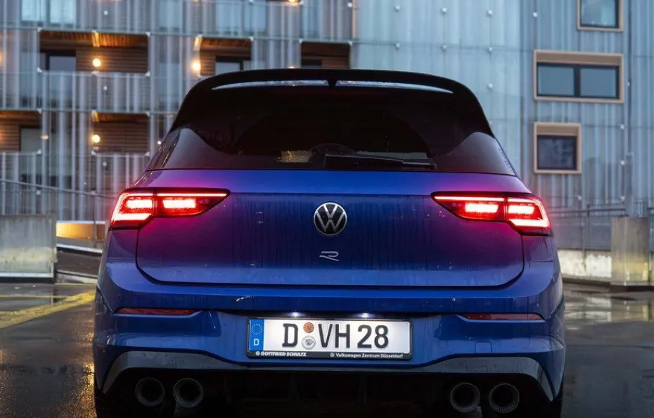 huur Volkswagen Golf 8.5R + Akra 1
